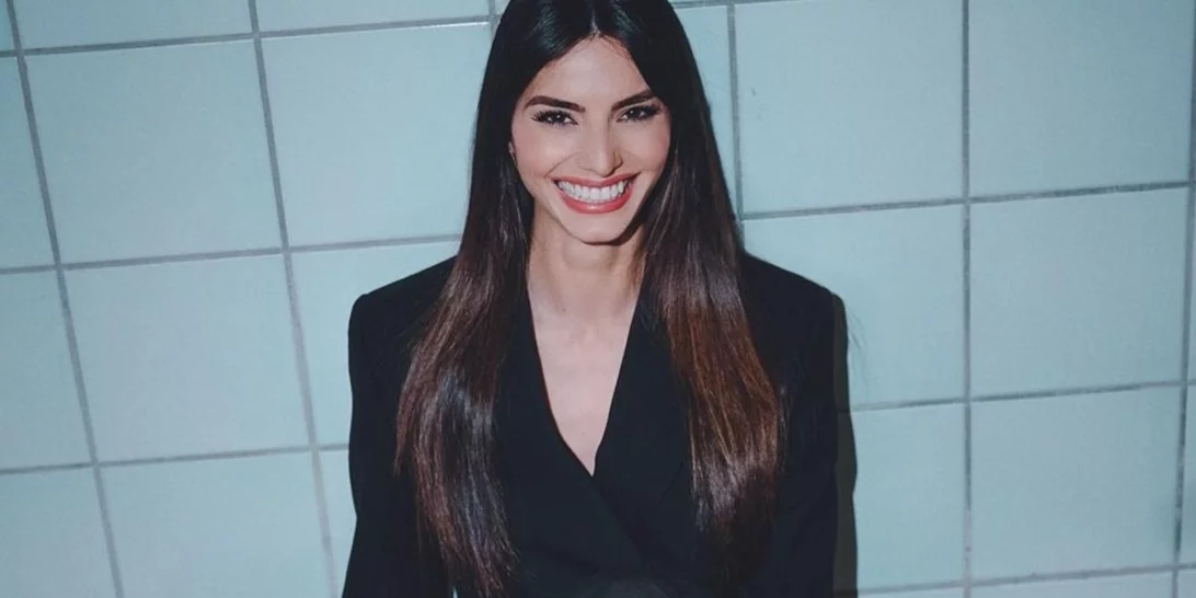 Η τάση της καμπαρντίνας που θα φορεθεί φέτος πολύ | Το look που επέλεξε η Ηλιάνα Παπαγεωργίου