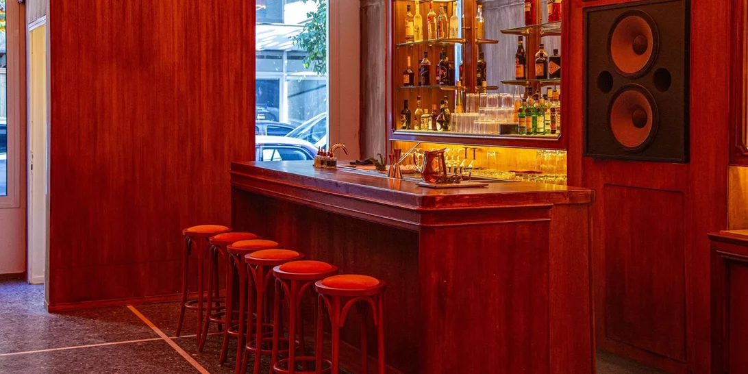 Το μπαρ για το οποίο θα μιλά σύντομα όλη η Αθήνα είναι απλά... Τέλειον