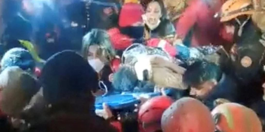 Συνεχίζονται τα θαύματα στην Τουρκία | Διέσωσαν 12χρονο και 29χρονη 10 ημέρες μετά τον σεισμό [εικόνες]