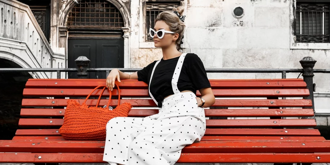 Από την πόλη στην παραλία | Η ψάθινη τσάντα από Mango που χωρά τα πάντα και θα αντικαταστήσει την tote σου