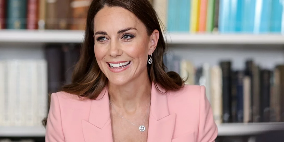 Η Kate Middleton με το τοπ που δεν πρέπει λείπει από καμία ανοιξιάτικη γκαρνταρόμπα