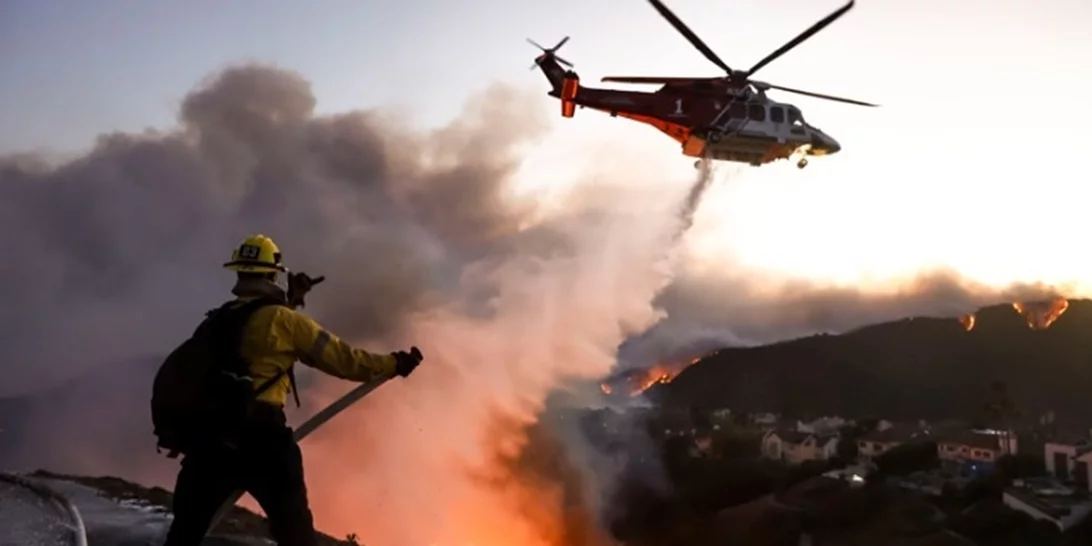 Δεκάδες αεροσκάφη στη μάχη με τις φλόγες στο Λος Άντζελες - Στους 10 οι νεκροί