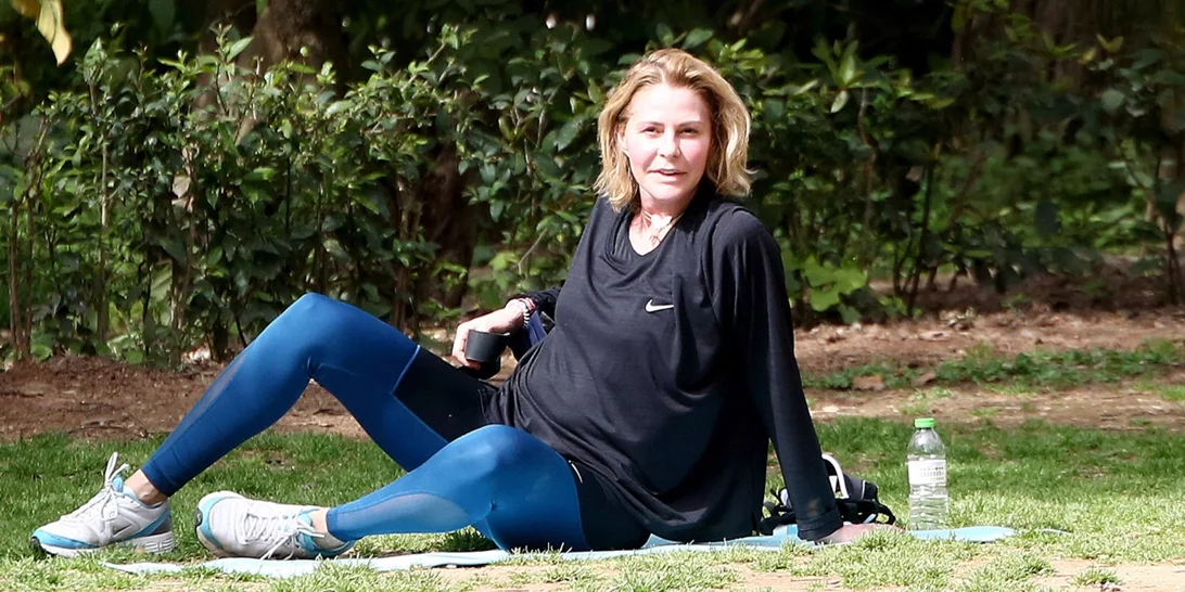 Τζένη Μπαλατσινού | Το παραδοσιακό σπίτι της στην Πάτμο μοιάζει με σκηνικό ρετρό ταινίας