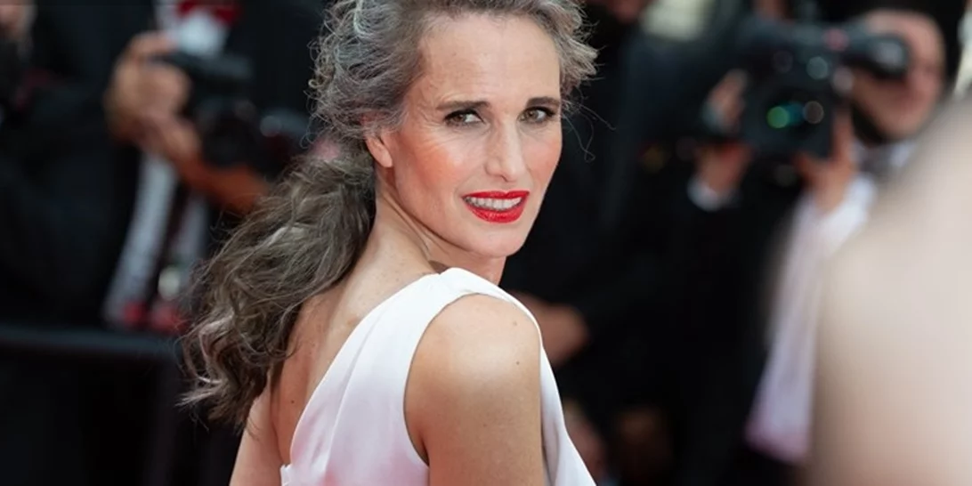 Αndie MacDowell | "Όταν άφησα γκρίζα τα μαλλιά μου, τα ραντεβού μου έγιναν καλύτερα"