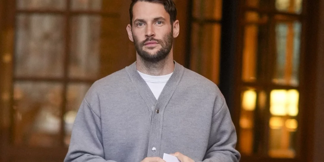 Ο Simon Porte Jacquemus ανακοίνωσε ότι έγινε πατέρας δύο παιδιών