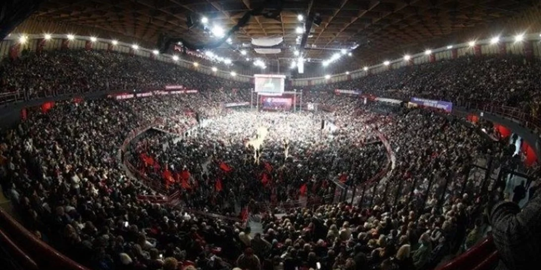 Συναυλία-αφιέρωμα στον Θάνο Μικρούτσικο | Χιλιάδες τραγούδησαν για "τις πιο όμορφες μέρες μας που δεν έχουμε ζήσει ακόμα"