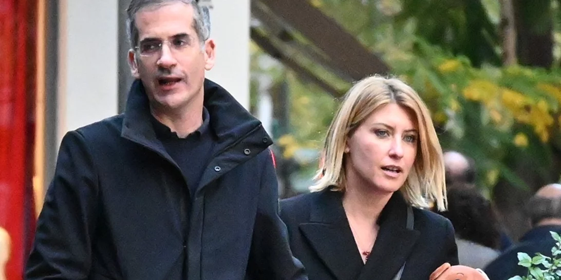 Σία Κοσιώνη και Κώστας Μπακογιάννης βόλτα με τον γιο τους | Το total black look της δημοσιογράφου