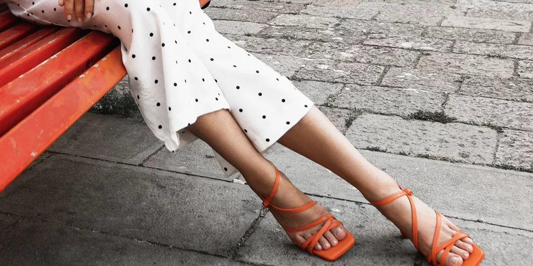 Τα χρώματα νυχιών που θα απογειώσουν τα σανδάλια, τα πέδιλα και τα mules σου φέτος