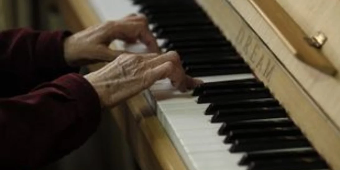 Η ενασχόληση με τη μουσική συνδέεται με καλύτερη υγεία του εγκεφάλου σε ηλικιωμένους