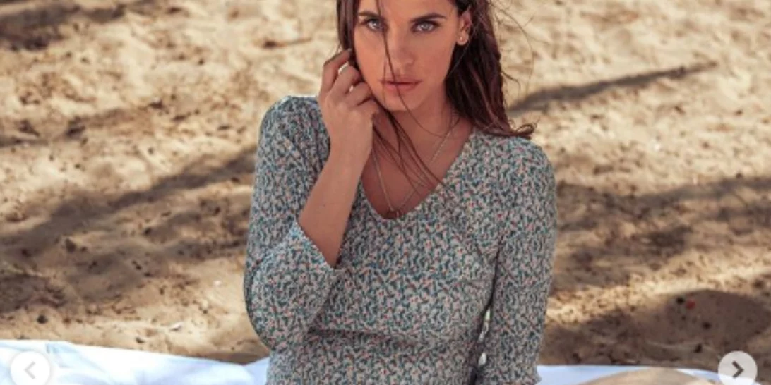 Χριστίνα Μπόμπα | Το αέρινο φόρεμα της εγκυμονούσας για πικ νικ στην παραλία