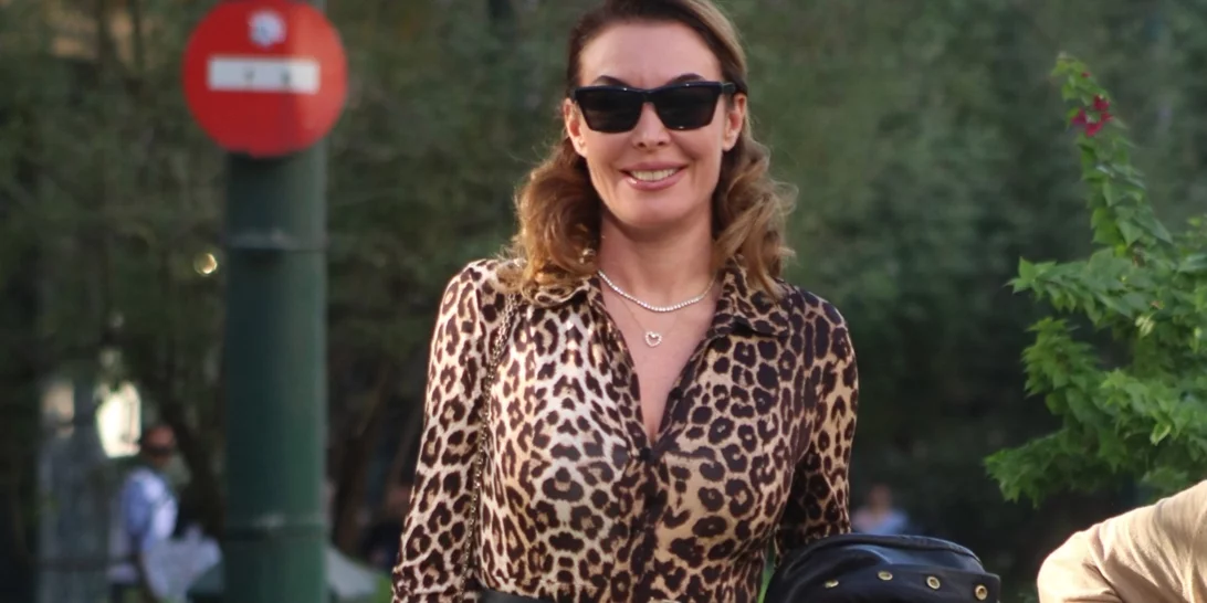 Η Τατιάνα Στεφανίδου για shopping στο κέντρο της Αθήνας | Φόρεσε το λεοπάρ φόρεμα όπως οι Ιταλίδες fashionistas