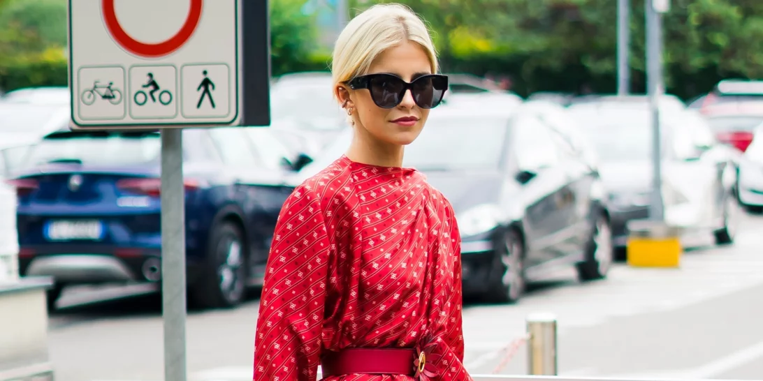 Αυτό το κόκκινο φόρεμα που θα βρεις με έκπτωση στη Zara είναι η τέλεια last minute αγορά πριν τις διακοπές