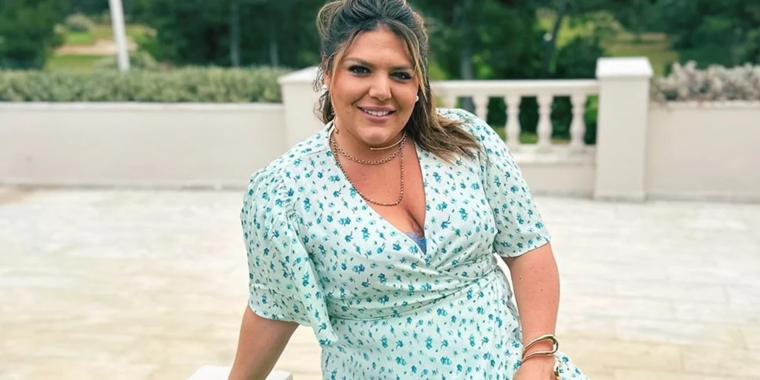 Είσαι καλεσμένη σε γάμο τον Σεπτέμβριο; Η Δανάη Μπάρκα προτείνει το χρώμα που θα σε κάνει να εντυπωσιάσεις