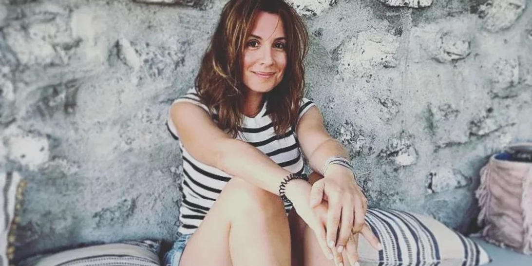 Η Νίκη Λυμπεράκη δημοσίευσε μία σπάνια φωτογραφία με τον γιο της | Οι δυο τους αγκαλιά δίπλα στη θάλασσα