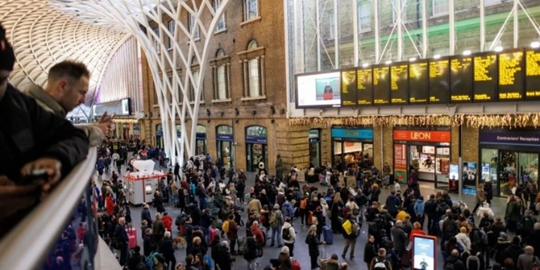 Σμαραγδένια λάμψη στον σιδηροδρομικό σταθμό St. Pancras του Λονδίνου