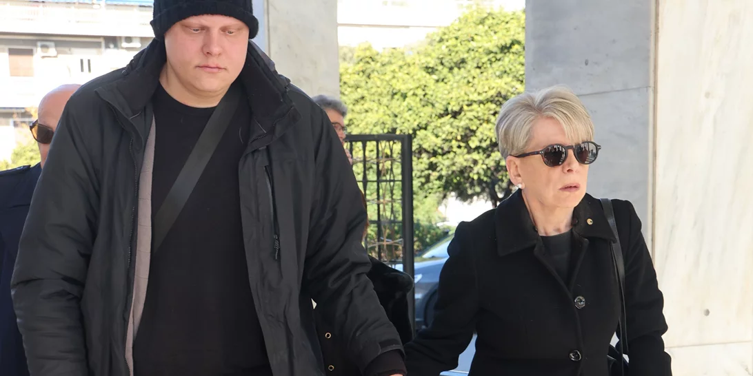 Έλενα Ακρίτα | Η σπάνια δημόσια εμφάνιση με τον γιο της, Παύλο Αρζόγλου