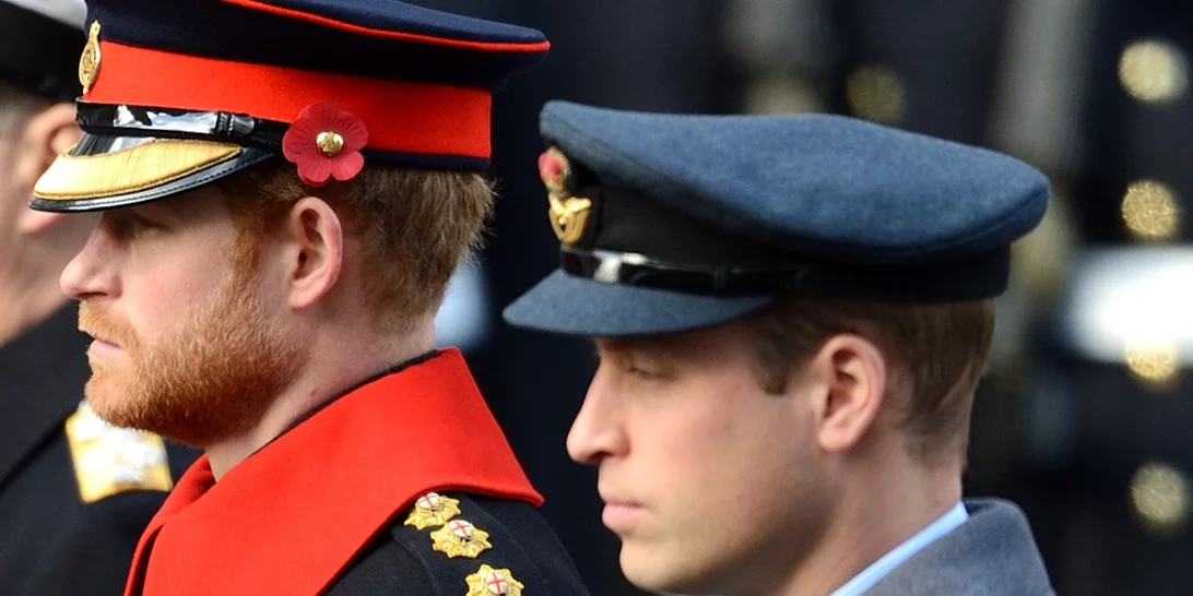 Ο πρίγκιπας William και ο πρίγκιπας Harry μίλησαν ύστερα από ένα χρόνο καθώς έφευγαν από την κηδεία (video)