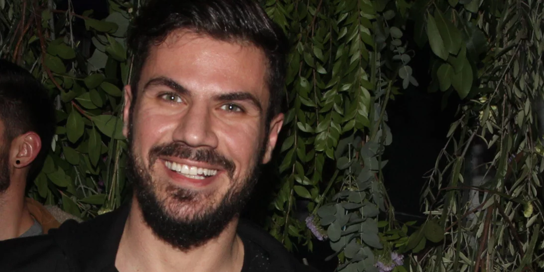 Άκης Πετρετζίκης | Λίγο πριν γίνει πατέρας, εύχεται σε όλους τους μπαμπάδες με ένα ανατρεπτικό βίντεο