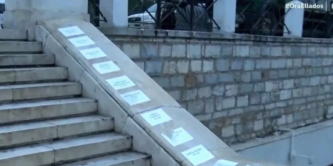 Τέμπη | Κόλλησαν στην πλατεία Συντάγματος τα ονόματα των 57 θυμάτων της τραγωδίας [βίντεο]