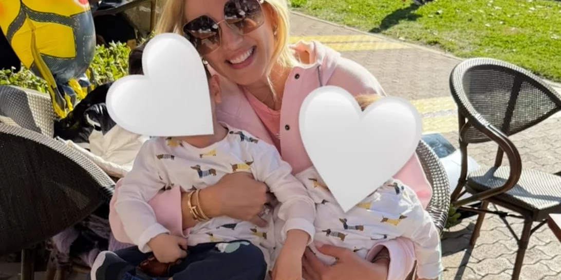 Με τα αγόρια της στην παραλία | Η Κωνσταντίνα Σπυροπούλου άρχισε τις βουτιές με τους γιους της