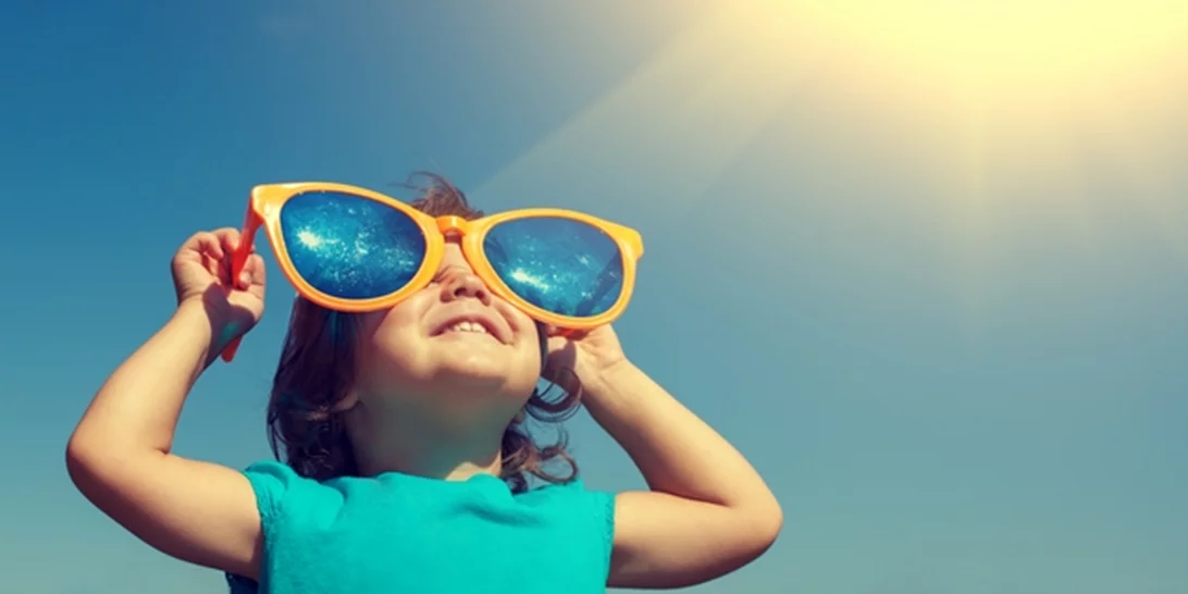 Η ακτινοβολία επιδρά στον εγκέφαλο | Οι οδηγίες του παιδιάτρου στους γονείς και τα παιδιά για τις ημέρες με πολλή ζέστη
