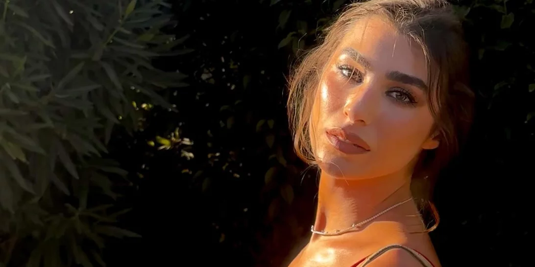 Η Χρύσα Μιχαλοπούλου υιοθέτησε το ιδανικό hairlook για γάμους και βαφτίσεις δίπλα στο κύμα