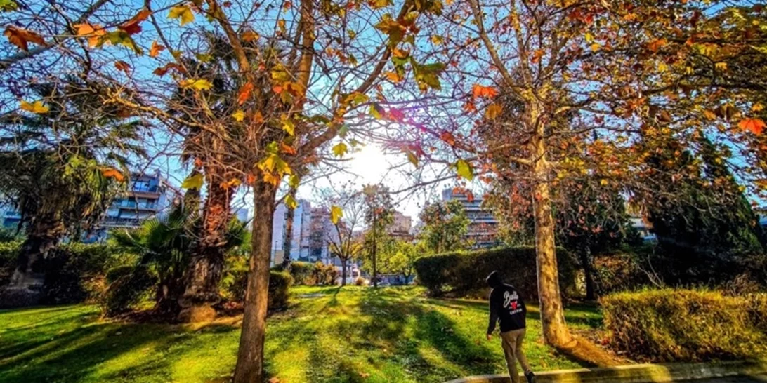 Καλοκαιρινός ο καιρός σήμερα: Άνοδος της θερμοκρασίας με τον υδράργυρο στους 29 βαθμούς - Πού θα βρέξει