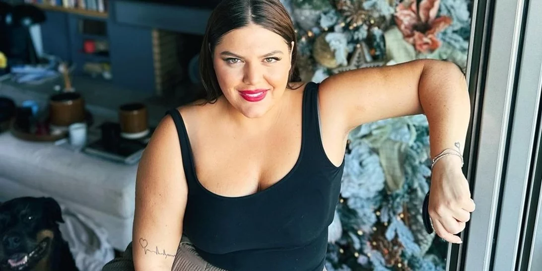 Η Δανάη Μπάρκα ποζάρει στην αγαπημένη χριστουγεννιάτικη γωνιά στο σπίτι της