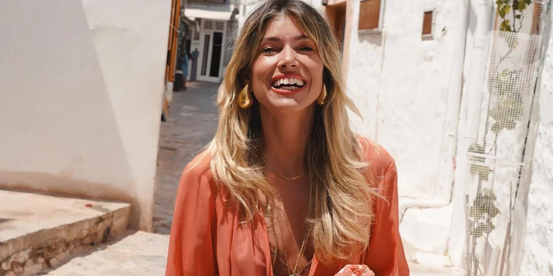 Η Βάσια Κωσταρά με τη ροζ καμπαρντίνα που θα σε κάνει να ξεχάσεις την κλασική μπεζ