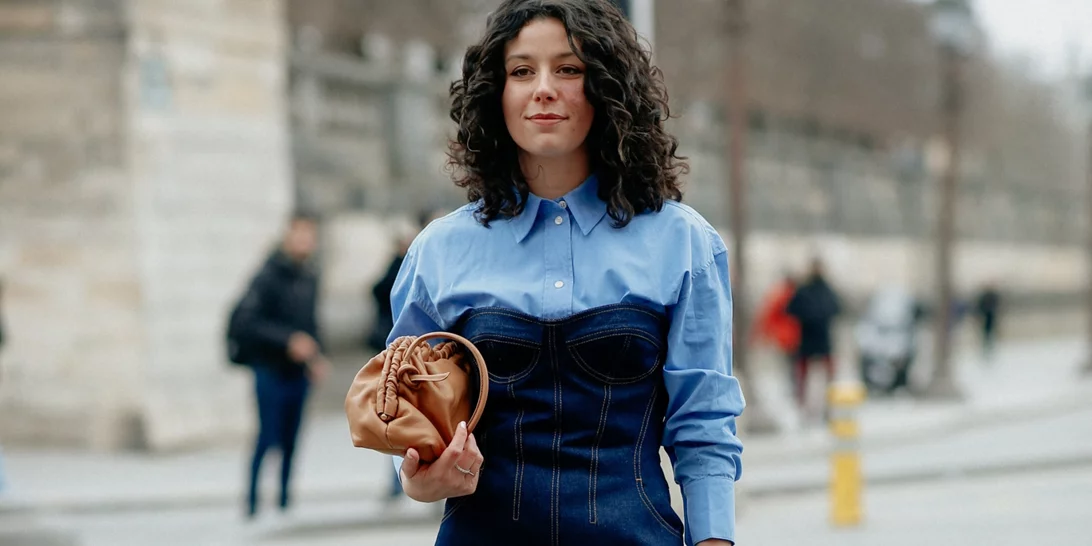 Πώς θα φορέσεις κομψά την denim φούστα την άνοιξη