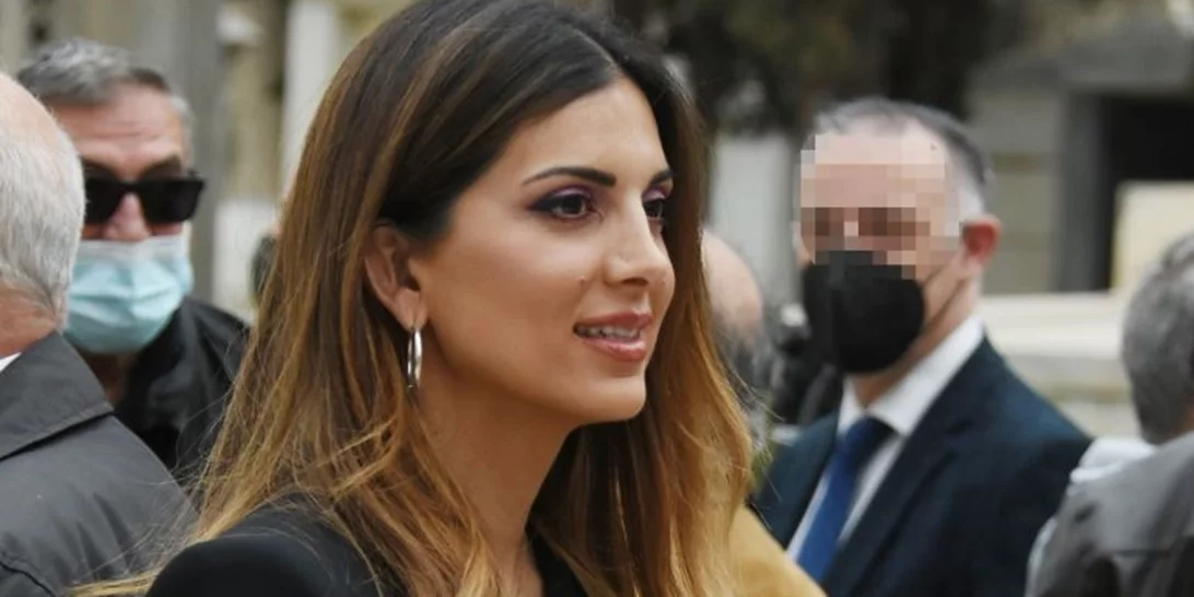 Σταματίνα Τσιμτσιλή | Με στράπλες ασύμμετρο φόρεμα σε δεξίωση