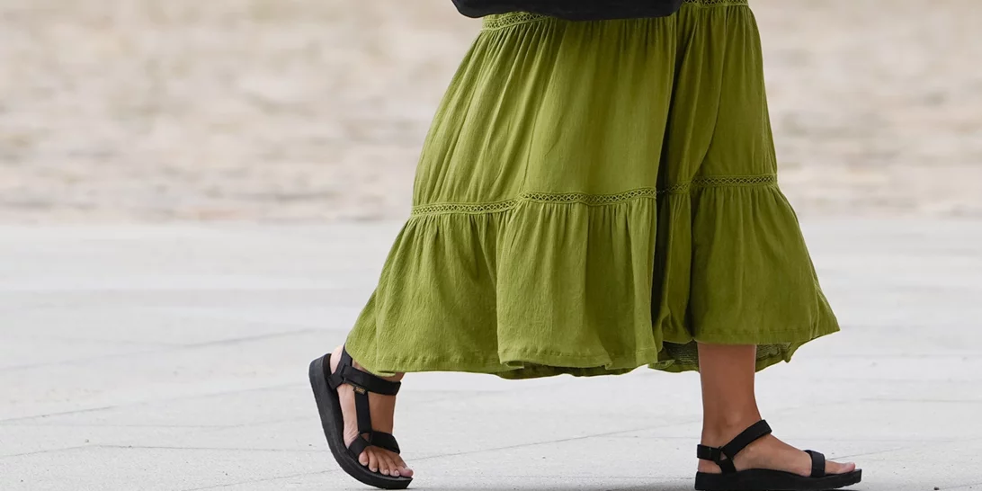 Τα μαύρα πέδιλα από τη Haralas που θα φορέσεις παντού στις διακοπές σου