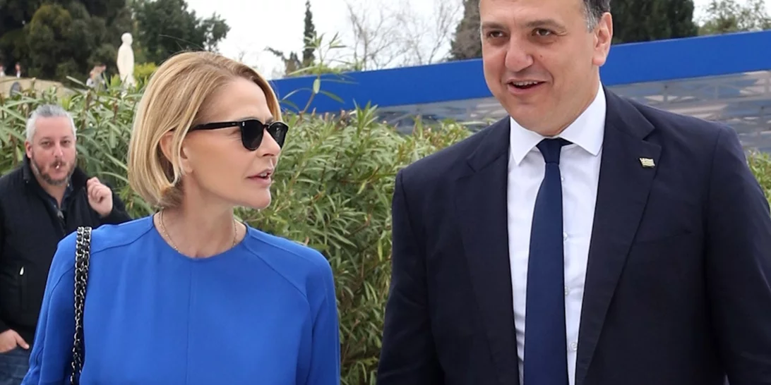 Τζένη Μπαλατσινού | Στο πλευρό του Βασίλη Κικίλια και του γιού τους στον αγιασμό των υδάτων