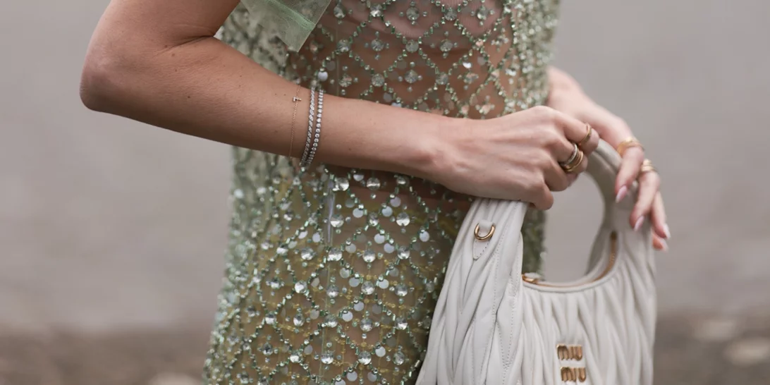 Cashmere Micro-French | Το πιο εντυπωσιακό και chic μανικιούρ για νύχια με μέτριο μήκος