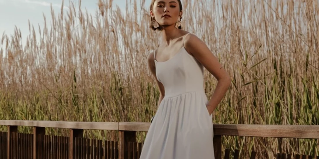 5 λευκά φορέματα από τη Helmi που χρειάζεσαι αυτό το καλοκαίρι