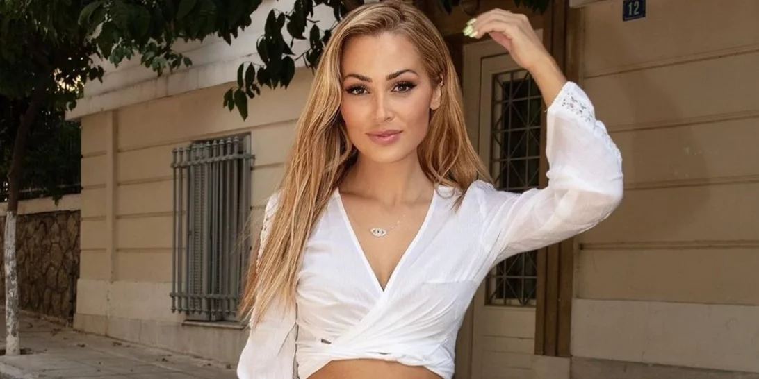 Η Ελένη Βουλγαράκη στη Λισαβόνα με τα vintage sneakers που φορούν όλα τα it-girls