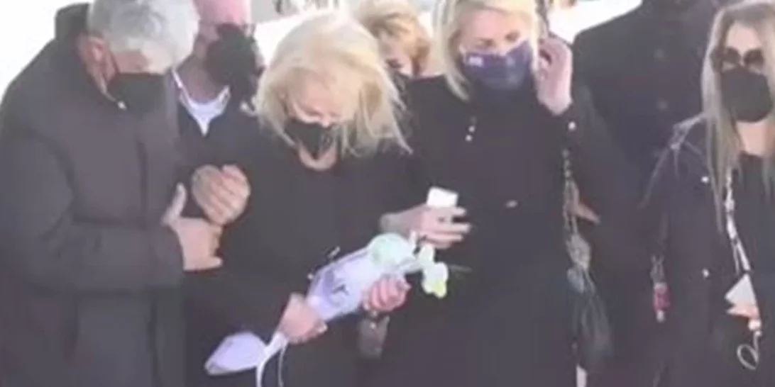 Κηδεία Τζώρτζη Μονογυιού | Υποβασταζόμενη η μητέρα του - Ράκος η σύζυγος και η αδερφή του [Εικόνες-Βίντεο]