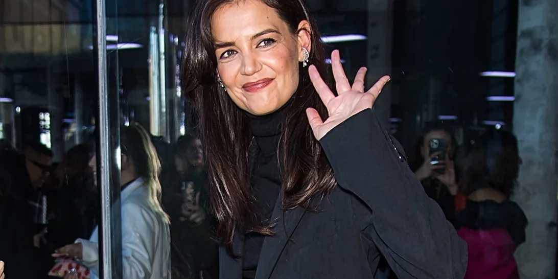 Η Katie Holmes φόρεσε την ιδανική φούστα για τη μεταβατική περίοδο
