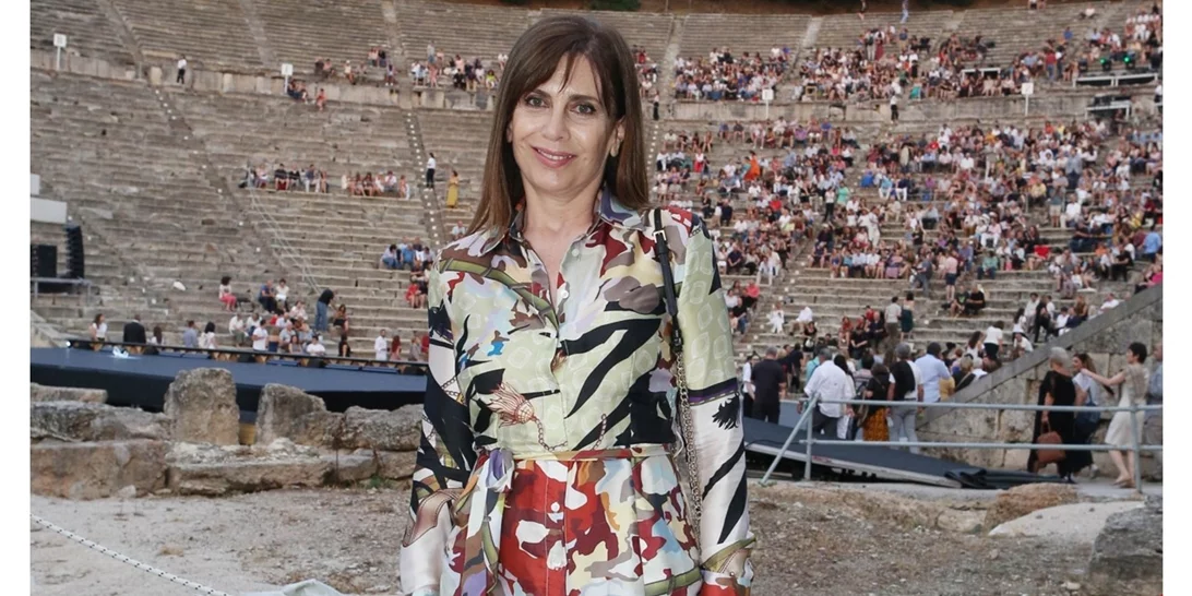 Η Κατερίνα Διδασκάλου προτείνει το ιδανικό cover-up για την παραλία