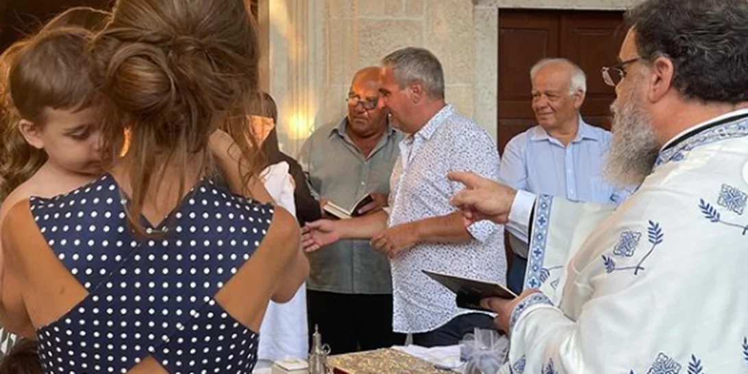 Κατερίνα Μουτσάτσου - Charles Como | Βάφτισαν τον μικρότερο γιο τους στην Αίγινα χωρίς να το μάθει κανείς