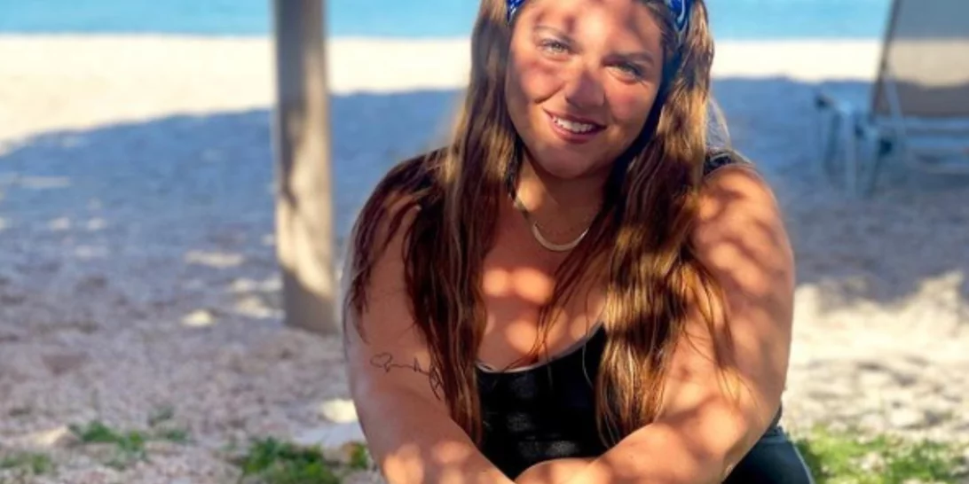 Η Δανάη Μπάρκα έκανε την ιδανική εμφάνιση για παραλία με το πιο curve-loving μαγιό