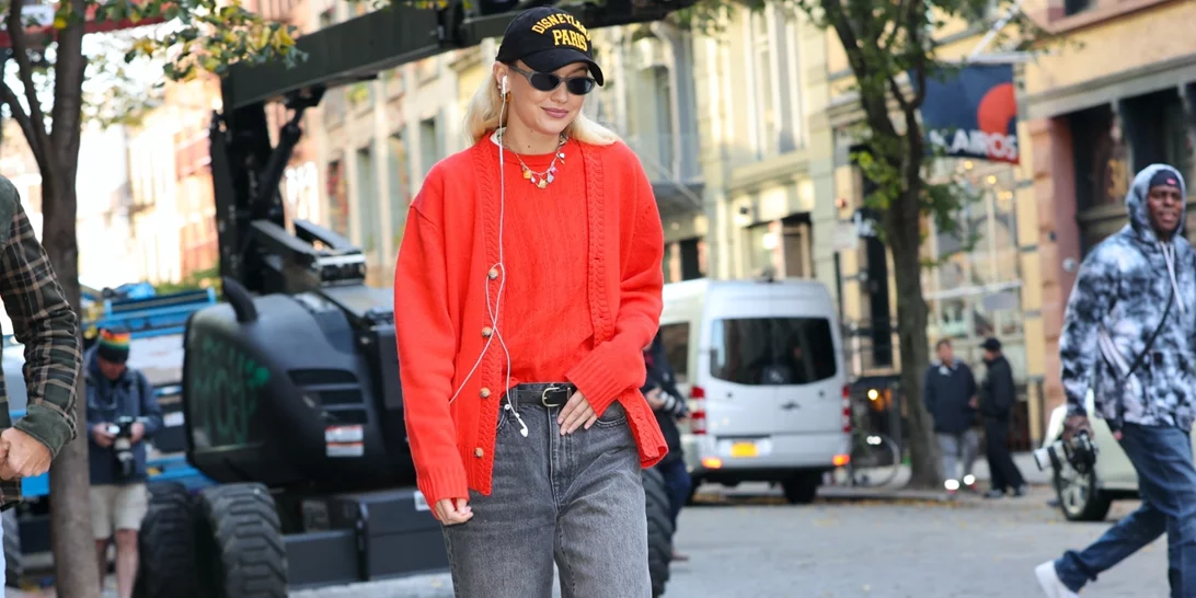 Αυτό είναι το viral τζιν παντελόνι από τη Stradivarius που κολακεύει όλες τις σιλουέτες