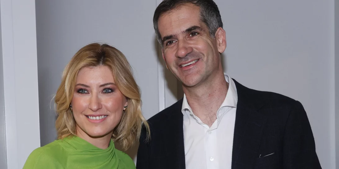 Ο Παύλος Μπακογιάννης αποφοίτησε από το Κολλέγιο Αθηνών | Στο πλευρό του ο πατέρας του, Κώστας Μπακογιάννης με τη Σία Κοσιώνη