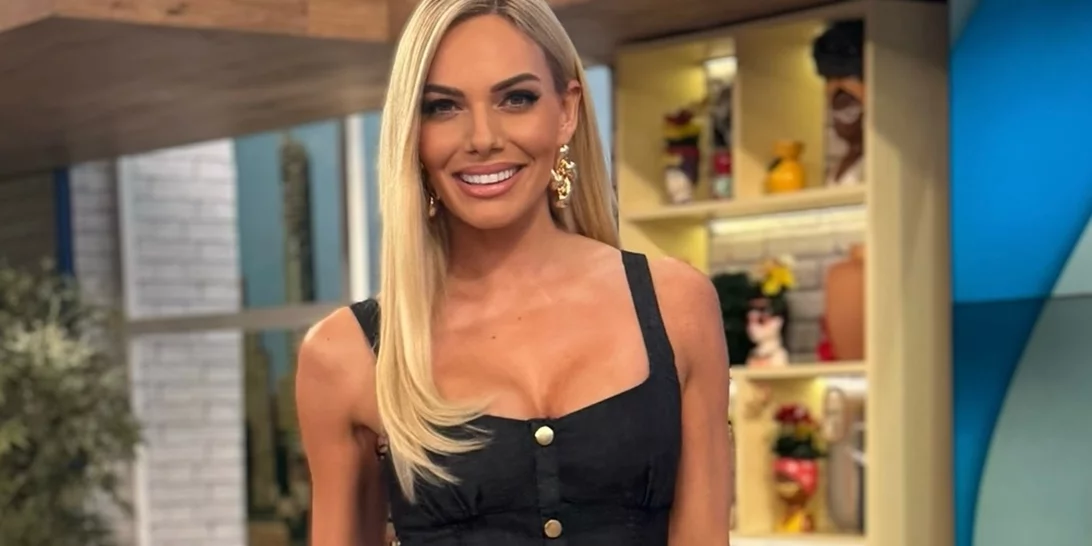 Η Ιωάννα Μαλέσκου φωτογραφίζει το "μοντέλο" της με το πιο cute ροζ συνολάκι