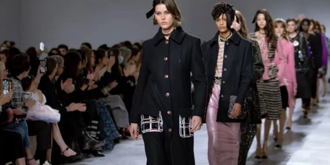 Πέντε τάσεις από τη Métiers D'Art συλλογή του οίκου Chanel που μπορείς να φορέσεις τώρα