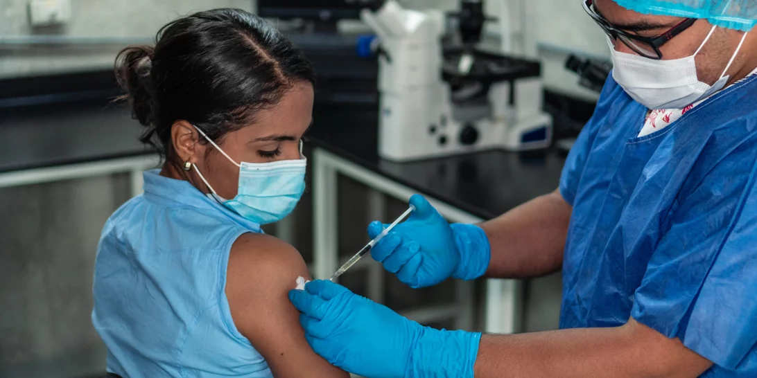 Εντυπωσιακή αύξηση εμβολιασμών | Σε ένα μήνα κλείστηκαν 500.000 ραντεβού - Μόνο χθες 25.000 για τη γ' δόση