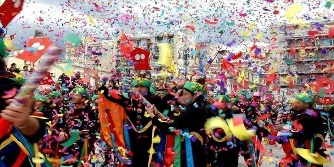 Πάτρα | Με δύο μεγάλες παρελάσεις και 55.000 καρναβαλιστές κορυφώνονται οι εκδηλώσεις του πατρινού καρναβαλιού