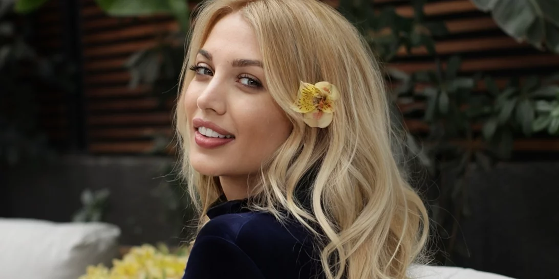 Η Κωνσταντίνα Σπυροπούλου με το luxury και πιο ιδιαίτερο τζιν παντελόνι που έχουμε δει τελευταία