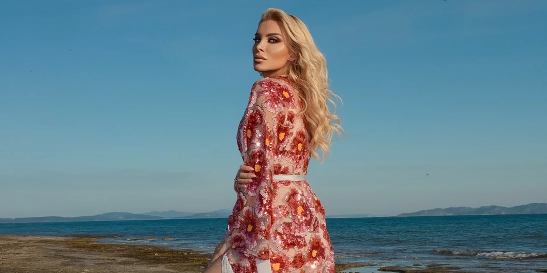 Το φόρεμα με λουλούδια και κρόσσια που φόρεσε η Κατερίνα Καινούργιου είναι ιδανικό για τα events του καλοκαιριού