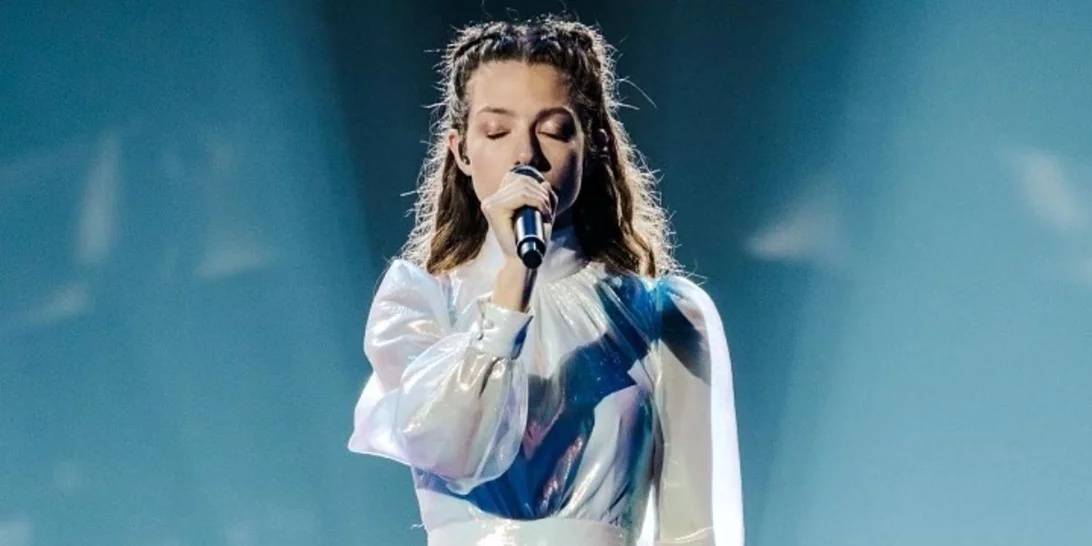 H Αμάντα Γεωργιάδη είναι όπως εμείς | Στη γκαρνταρόμπα της με παπούτσια βρήκαμε όλα τα αγαπημένα μας σχέδια